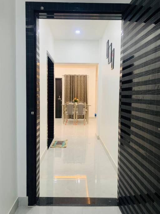 Апартаменты White Orchid, Unique & Stylish, Executive 2Bhk. Гувахати Экстерьер фото