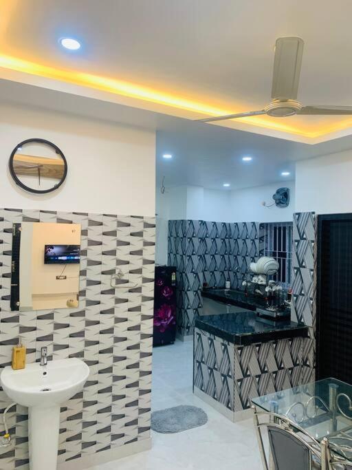 Апартаменты White Orchid, Unique & Stylish, Executive 2Bhk. Гувахати Экстерьер фото
